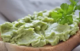 Gesundes Avocado-Toast mit cremigem Rührei und saftigen Tomaten