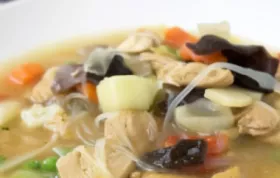 Glasnudel-Suppe mit frischem Gemüse und zartem Hühnchen