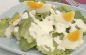 Grüner Salat mit Ei und Löwenzahn