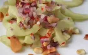 Gurkensalat mit Erdnüssen und Chili