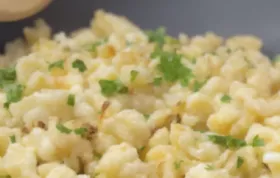 Hausgemachte Spätzle in einer leckeren Zwiebel-Käse-Sauce