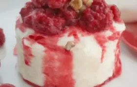 Heiße Himbeeren auf Grießpudding