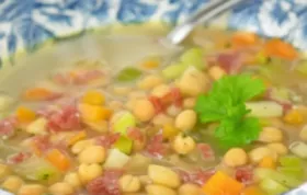 Herzhafte Bohnensuppe mit knusprigem Speck