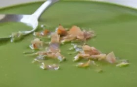 Herzhafte Brennnesselsuppe mit knusprigem Speck