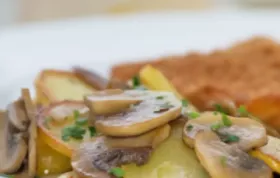 Herzhafte Champignon Erdäpfel Pfanne mit frischen Kräutern