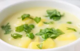 Herzhafte Erbsen-Kartoffel-Suppe mit Speck