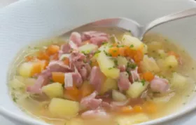 Herzhafte Gemüsesuppe mit zartem Bauchfleisch