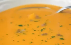 Herzhafte Linsencremesuppe mit einer cremigen Konsistenz und würzigen Aromen