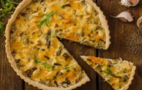 Herzhafte Quiche mit knusprigem Speck und aromatischen Champignons