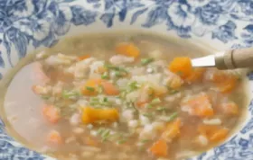 Herzhafte Rollgerstensuppe mit Gemüse und Speck