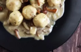 Herzhafte Speckknödel mit einer cremigen Eierschwammerlsauce