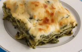 Herzhafte Spinatlasagne mit frischem Spinat und würzigem Käse überbacken