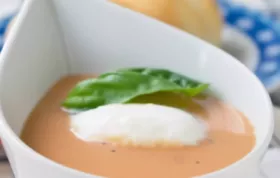 Herzhafte Tomatensuppe mit frischen Tomaten und Gewürzen