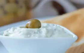 Herzhafter Oliven-Käse-Dip für gemütliche Abende