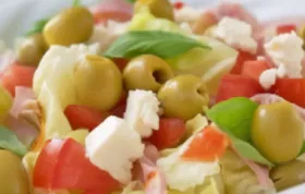 Herzhafter Salat mit würzigem Schinken und aromatischen Oliven