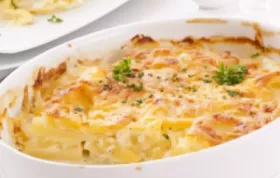 Herzhaftes Kartoffelgratin mit würzigem Käse und zartem Schinken