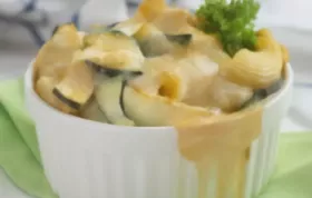 Käsiger Nudelauflauf mit Zucchini