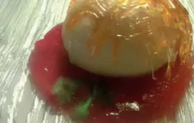 Karamellisierte Topfenknoedel mit Erdbeerpüree