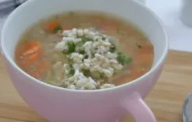 Klare Gemüsesuppe mit Rollgerstel