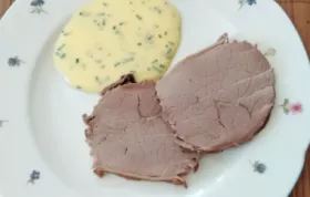 Klassisches Rezept für gekochtes Rindfleisch mit Schnittlauch