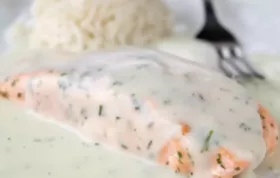 Knusprig gebratener Lachs in einer frischen Zitronensauce