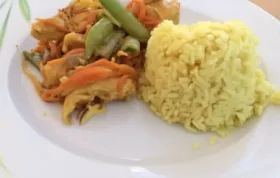 Knusprig gebratenes Hähnchen in einer würzigen Currysoße, serviert mit aromatischem Limettenreis.