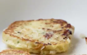 Knusprige Kartoffelpuffer mit herzhaftem Schinken und würzigem Käse