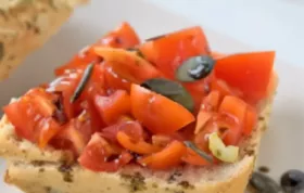 Knusprige Kürbiskern-Bruschetta mit frischem Gemüse und Schafskäse