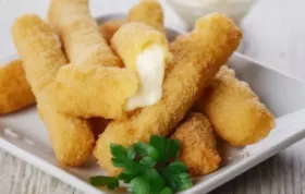 Knusprige Mozzarella-Sticks zum Dippen