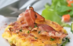 Knusprige Rösti mit herzhaftem Speck und einem perfekt gebratenen Spiegelei