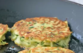 Knusprige Zucchinipuffer mit frischen Kräutern