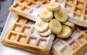 Köstliche Bananenwaffeln mit Schokoladensauce