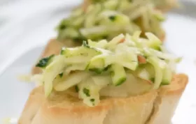 Köstliche Crostini mit gegrillter Zucchini und frischem Basilikum
