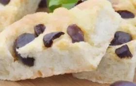 Köstliche Focaccia mit mediterranen Aromen