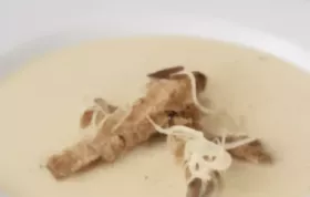 Köstliche Käsesuppe mit knackigem Gemüse und würzigem Käse