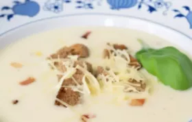 Köstliche Käsesuppe mit knusprigem Speck