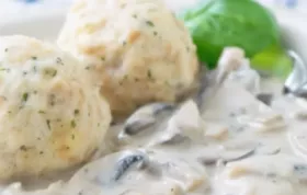 Köstliche Knödel mit cremiger Champignonsauce