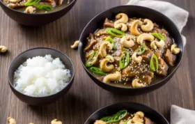 Köstliche koreanische Bratpfanne mit knackigen Cashewkernen