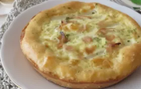 Köstliche Quiche mit frischem Spargel und würzigem Schinken