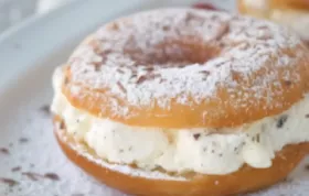 Köstliche selbstgemachte gefüllte Donuts