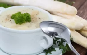 Köstliche Spargelsuppe mit frischem Gemüse und Sahne