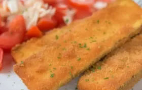 Köstliche vegetarische Alternative zu klassischen Schnitzeln mit einem frischen Tomatensalat.