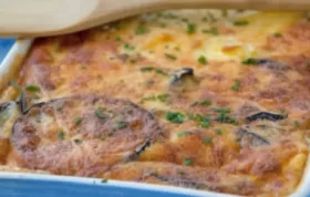 Köstliche vegetarische Moussaka, die mit herzhaften Linsen zubereitet wird