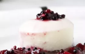 Köstlicher Grießpudding mit fruchtiger Holundergrütze