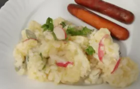Köstlicher Kartoffelsalat mit Bärlauch und Radieschen
