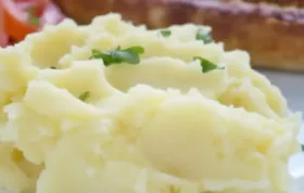Köstlicher Kartoffelstampf mit cremiger Kräuterbutter