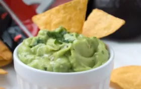 Köstlicher Snack: Tortilla Chips mit hausgemachtem Avocado-Dip