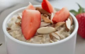 Köstliches Erdbeer-Mandel-Porridge