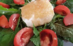 Köstliches Rezept für gebackenen Mozzarella auf frischem Löwenzahnsalat