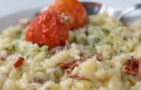 Köstliches Risotto mit aromatischen getrockneten Tomaten und würzigem Parmesan